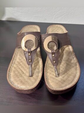 Women’s Brown Gold Toe Ring Comfort Sandals Size 7